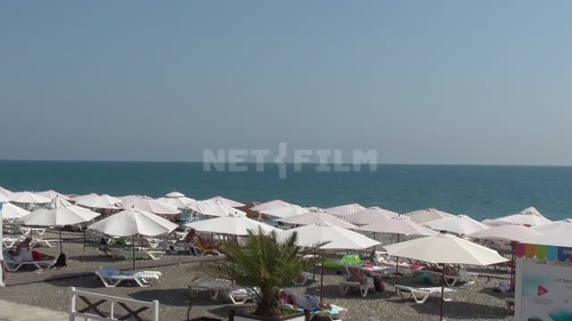 Пляж на берегу черного моря, стоят пляжные зонты, шезлонги Пляж, черное, море, пляжный, зонт,...