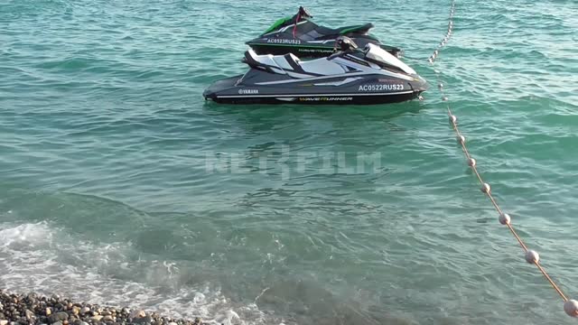 черное море, припаркованные водные мотоциклы черное море, волны, галька, отдых, туристы, отпуск,...