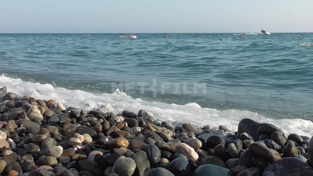 черное море, волны бьются о каменистый берег черное море, волны, галька, отдых, туристы, отпуск,...