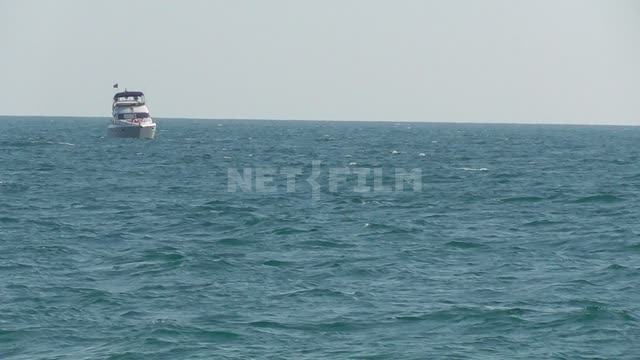 Черное море, прогулочный катер качается на волнах лето, отпуск, черное море, катер, яхта, волны,