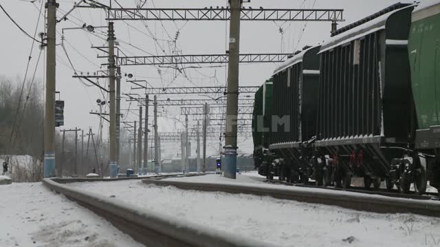 Зимняя железная дорога, стоит грузовой вагон железная, дорога, грузовой, вагон, зима, провода,...