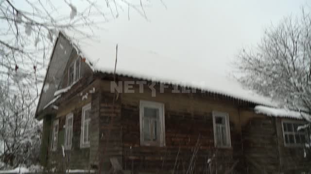 Зима, деревенский дом, на крыше снег зима, деревня, деревенский, деревянный, дом, крыша дома, снег