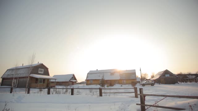 Зима в деревне Зима, снег, солнечный свет, вечер, деревня, дома, заборы, автомобиль