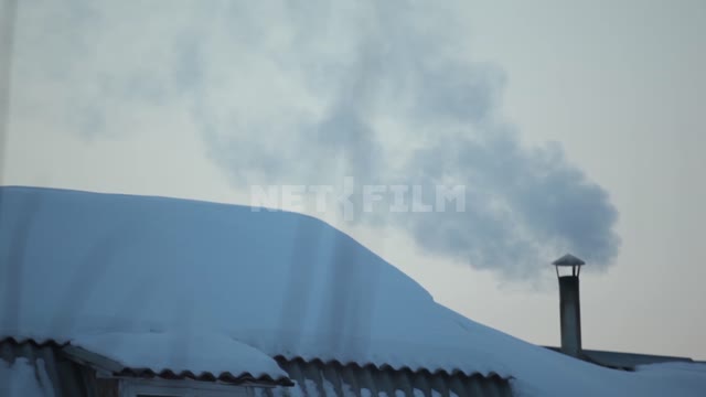 Зима в деревне, из трубы идет дым Зима, снег, крыша, труба, дым