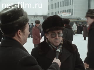 Footage Pre-holiday March yar-mark at the Moscow Kaza-ni market. (1990)