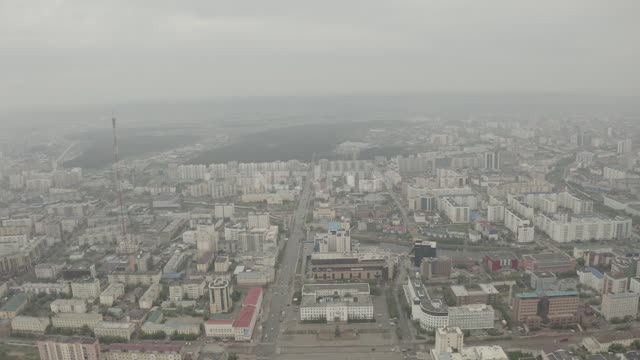 Якутск, панорама на город, пасмурно, туман (снято с верхней точки, с коптера). Город, туман
