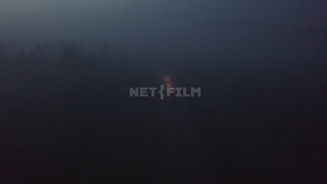 Ночь, туман, лес, по дороге едут машины с горящими фарами (снято с верхней точки, с коптера). Ночь,...