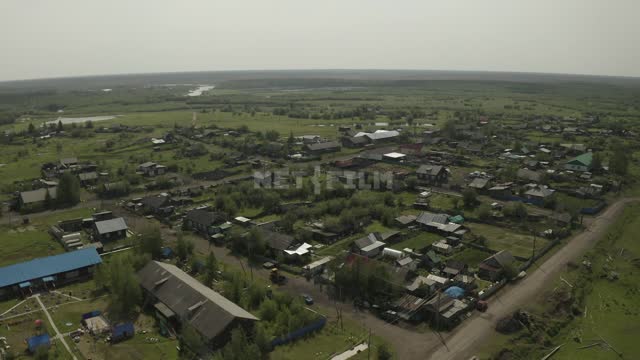 Панорама на поселок, дома, проселочную дорогу (снято с верхней точки, с коптера). Поселок