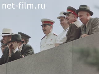 Footage Руководители СССР и американские гости на трибуне мавзолея во время Всесоюзного парада физкультурников. (1945)