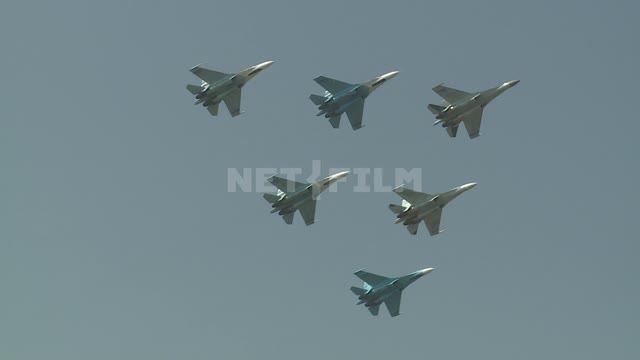 Пилотажная группа " Соколы России" в небе шесть машин. Самолёты истребители