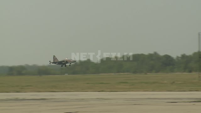 Посадка самолета СУ-25 на аэродром. Штурмовик