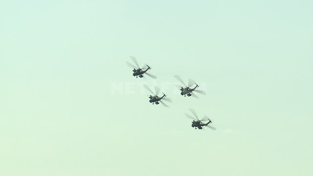 Четыре вертолета выполняют фигуру пилотажа. Военные вертолеты