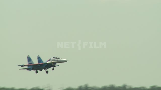 Посадка самолета Су-35 на фоне вертолетов. Самолет истребитель