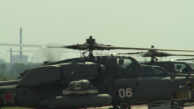 Вертолеты с включенными пропеллерами. Военные вертолеты
