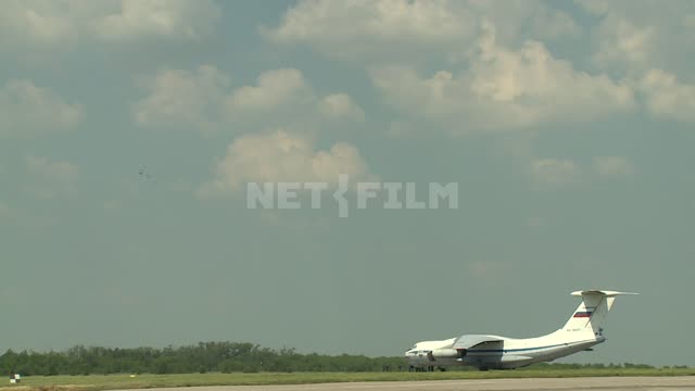 Гражданский самолет стоит на аэродроме. Гражданский самолет