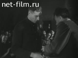 Сюжеты Награждение медалью "За оборону Москвы" работников кинохроники. (1944)