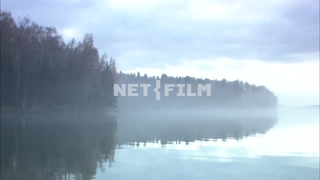 Озеро и деревья в тумане на рассвете Природа.
Общий план.
Туман 
Вода
Река
Отражение
Осенний...