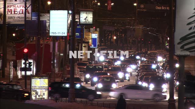 Движение транспорта ночью Движение автомобилей
Ночь
Свет фар 
Светофор
Зима 
Ночь 
Москва