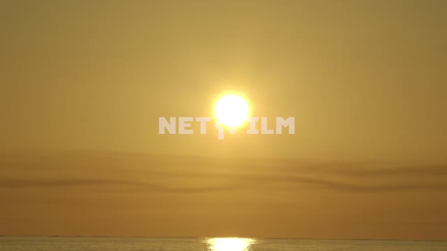 Закат солнца над морем Природа.
Средний план.
Море
Отражение солнца
Свет
Блики
Желтое небо 
Закат...