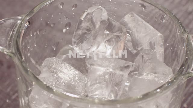 Бармен набирает лед из стакана Куски льда 
Крупный план
Руки 
Стакан