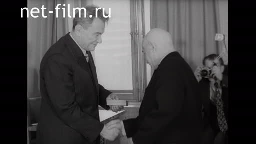 Сюжеты Кунаев Д.А. вручает награды передовикам и ветеранам производства. (1971)