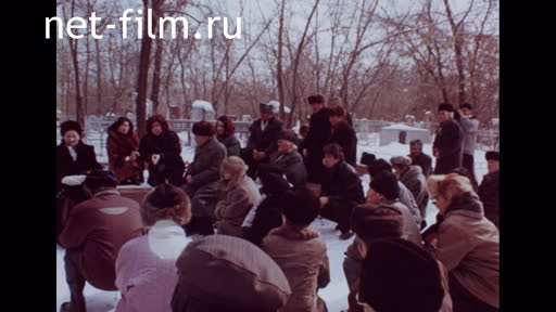 Сюжеты Деятели культуры на могиле Шакена Айманова. (1984)
