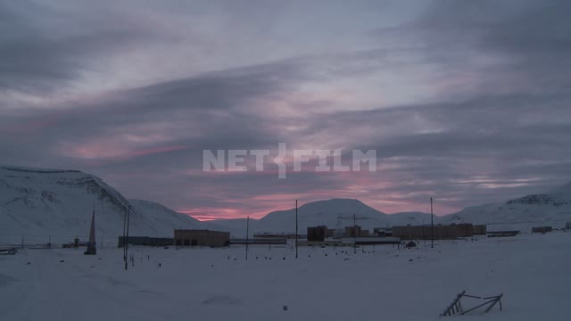 Вид на равнину и поселок Пирамида на фоне гор. Русский север, равнина, горы, здания, облака, снег,...