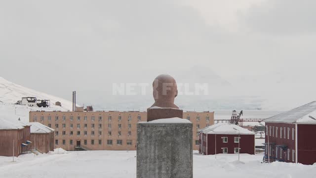 Памятник Ленину и здания на площади поселка Пирамида. Русский север, памятник, Ленин, дома, здания,...