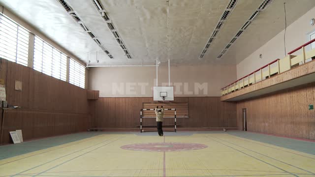 Мужчина тренируется в спортивном зале заброшенного спорткомплекса поселка "Пирамида". Русский...