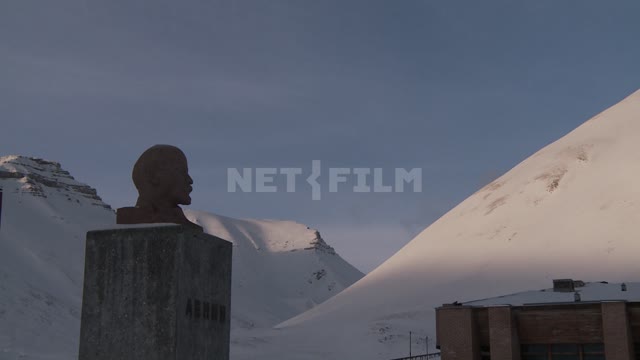 Памятник Ленину в заброшенном поселке "Пирамида". Русский север, памятник, Ленин, горы, снег.