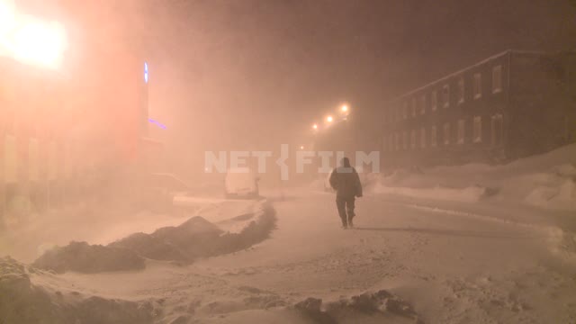 Человек идет по улице в метель ночью Русский север, снег, наст, ветер, буран, вьюга, ночь, зима,...