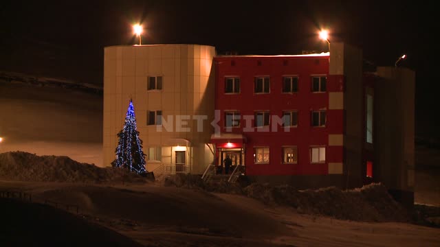 Новогодняя елка на площади возле административного здания. Русский север, площадь, елка, гирлянды,...