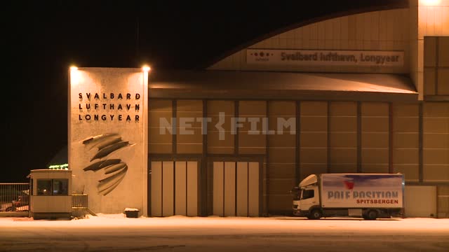 Здание аэропорта Свальбард Русский север, ангар, самолет, аэропорт Svalbard Lufthavn Longyear,...