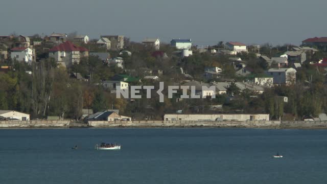 Панорамная съемка плывущих лодок на фоне жилых домов. Севастополь....