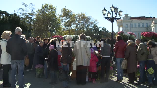 A crowd of people near the flowers. Sevastopol.
People.
Flowers.
The city.
Day.