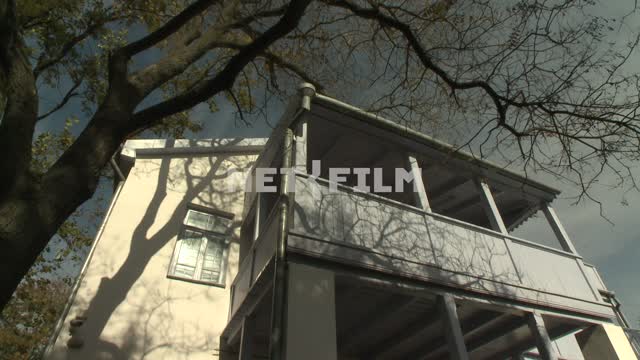 Вид с улицы на балкон в доме-музее Волошина М. А. Коктебель, музей, дом, дерево.