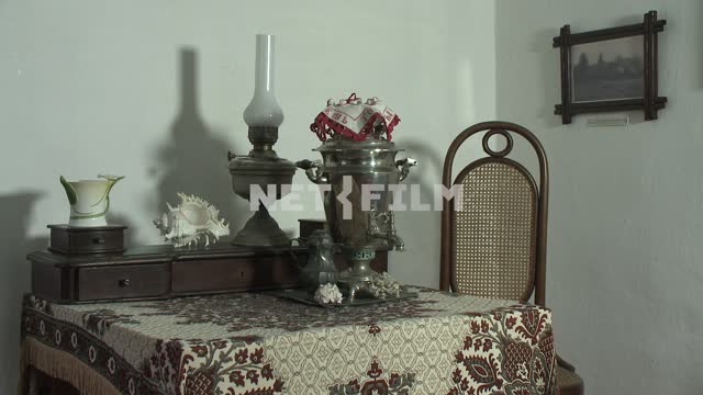 Небольшой столик с самоваром и киросиновой лампой в доме-музее Волошина М. А. Коктебель, стол,...