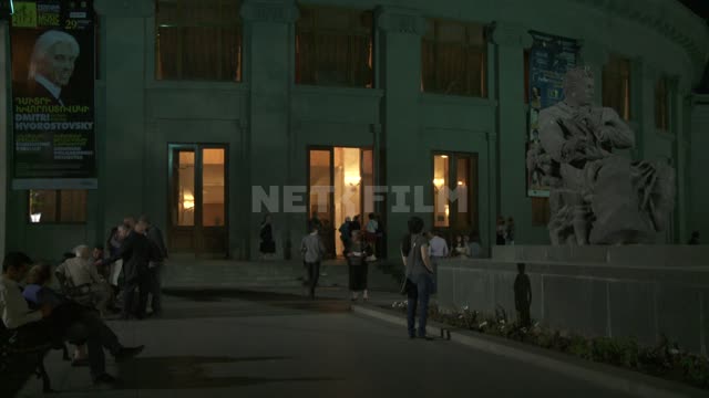 Люди гуляют возле оперного театра. Ереван....
