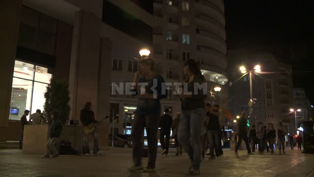 Прогулка людей по вечернему городу. Ереван....