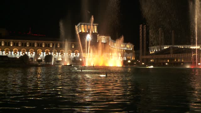 Поющие фонтаны на площади Республики. Ереван.
Фонтаны.
Подсветка.
Площадь.
Вода.
Архитектура.
Ночь.