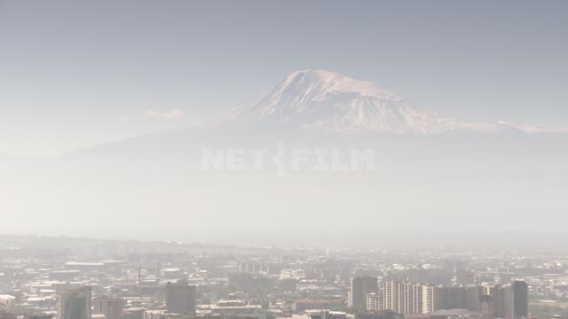 Вид на гору Арарат и Ереван. Город.
Ереван. 
Дома.
Гора Арарат. 
День.
Лето.
Туман.