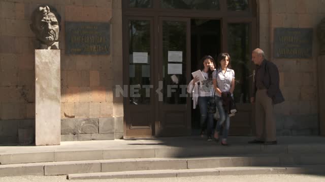 Студенты выходят и заходят в здание консерватории. Ереван.
Архитектура.
Музыканты.
Камитас.
Люди.