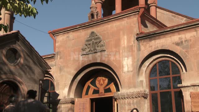 Верующие выходят из храма. Церковь Святой Богородицы в Ереване.
Архитектура.
Люди.
