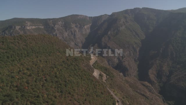 Вид на горы Армении с канатной дороги «Крылья Татева». Природа.
Татевский...
