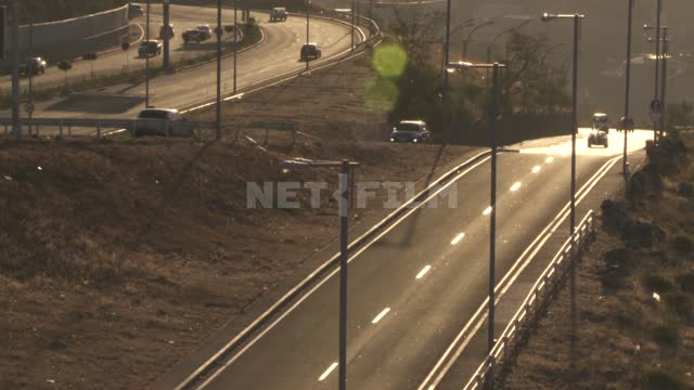 Движение транспорта по автодорогам Еревана. Транспорт.
Машины.
Шоссе.
Утро.
Рассвет.