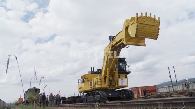 Excavator Komatsu PC2000-8 raises and lowers the bucket. Excavator, bucket, track, railway,...
