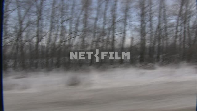 Проезд на машине по заснеженной дороге. Машины, трасса, снег, деревья, зима, гололед, шоссе.