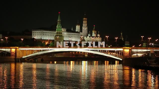 Вид на Кремль с Москва реки. Кремль, набережная, стена, большой Кремлевский дворец, колокольня...