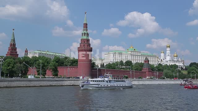 Вид на Кремль и Москву-реку. Кремль, колокольня, набережная, стена, большой Кремлевский дворец,...