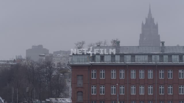 Кирпичное здание с железной крышей на фоне сталинской высотки Здания, дома, крыша, трубы, высотка,...